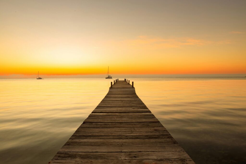Ein Steg ins Meer bei Sonnenuntergang